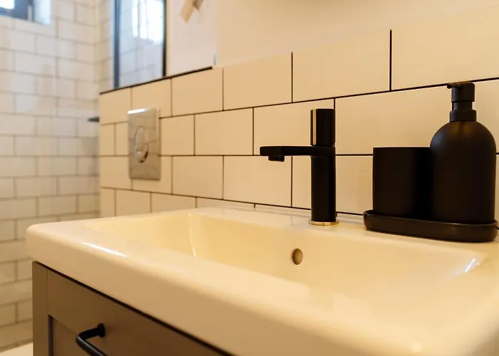 Sunny 2br Flat - Location - Amazing Balcony Apartment
