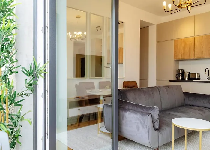 Sunny 2br Flat - Location - Amazing Balcony شقة